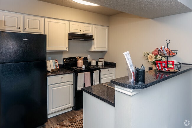 2BR, 2BA - 894SF - Kitchen - GARDEN GATE PLANO