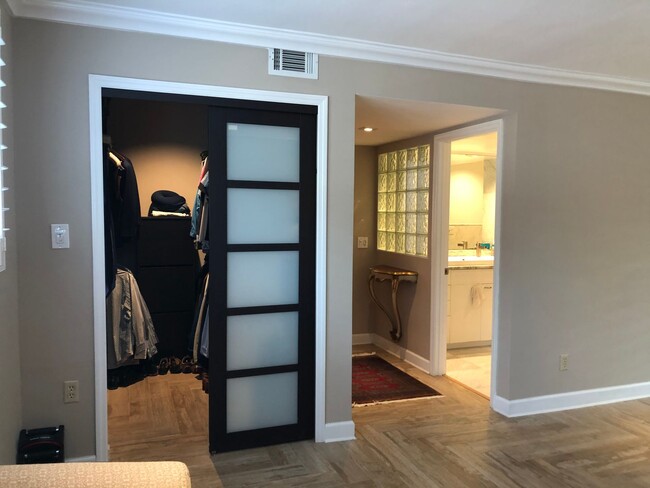 Foto del edificio - Beautifully updated 2 bedroom 2.5 bath tow...