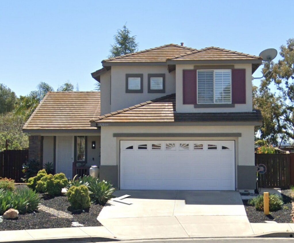 Foto principal - Beautiful 3 Bed/2.5 Bath Home In Desirable...