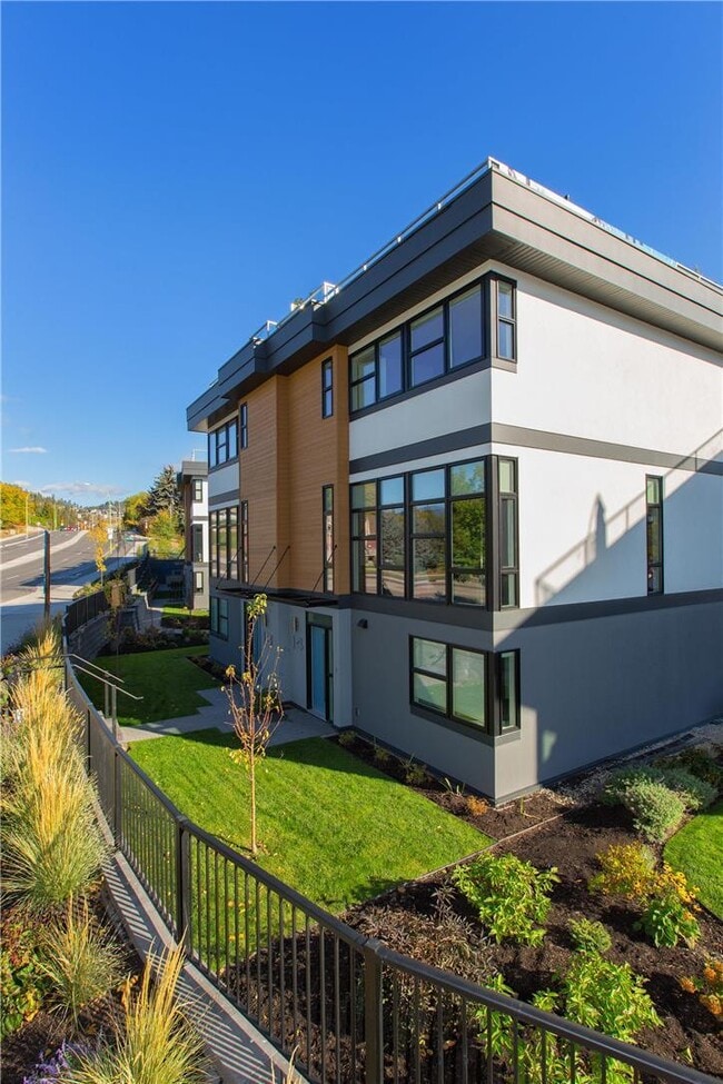 Building Photo - 1515 Highland Dr N