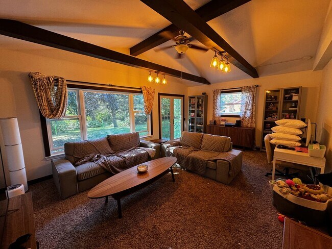 Foto del edificio - Spacious Brick Ranch, 3-Bedrooms, 2-Baths, Att. Garage- Shelby Township
