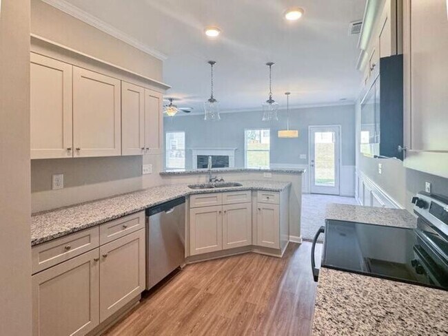 Building Photo - House - 3 beds, 3 baths,