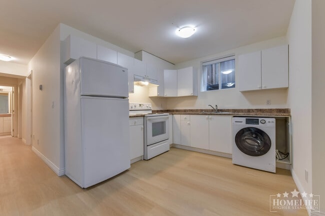 Photo du bâtiment - Bright 2 Bedroom Basement Suite in Quiet Cloverdale Location All Utilities Included