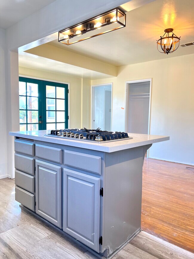 Island with gas stove-top - 8047 Campion Dr