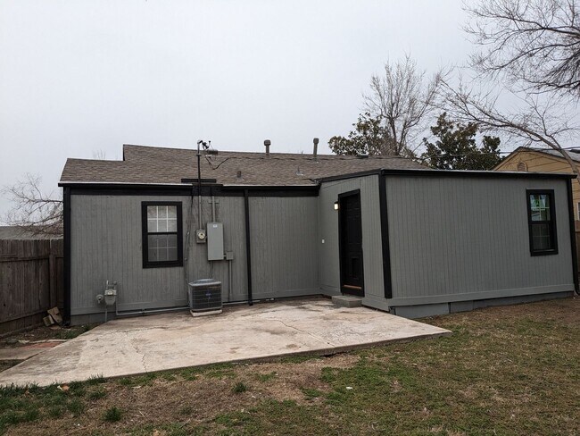 Building Photo - Great 2 Bedroom 1 Bathroom Home NW OKC!  $...