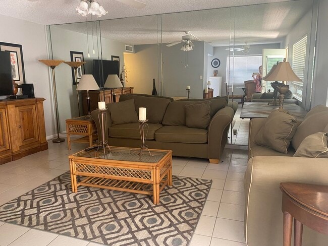 Foto del edificio - 542 Normandy Ln