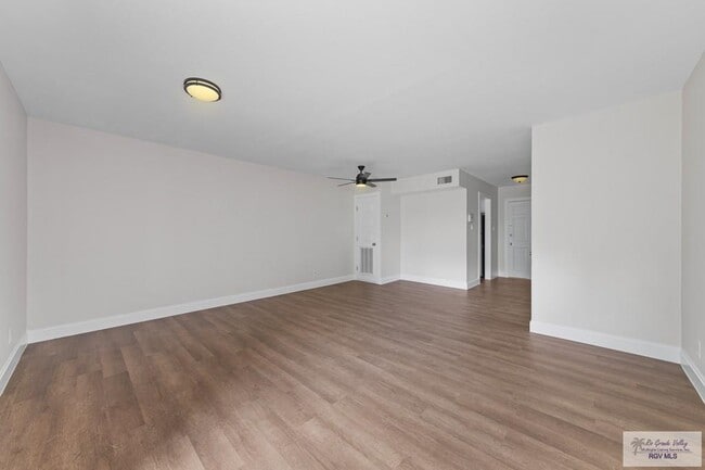 Building Photo - 805 Continental Dr