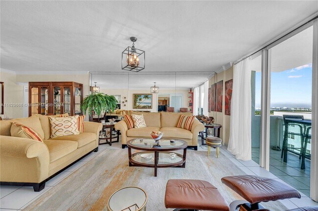 Building Photo - 5001 Collins Ave