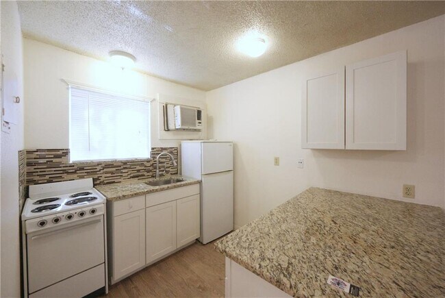 Building Photo - 2302 Leon St