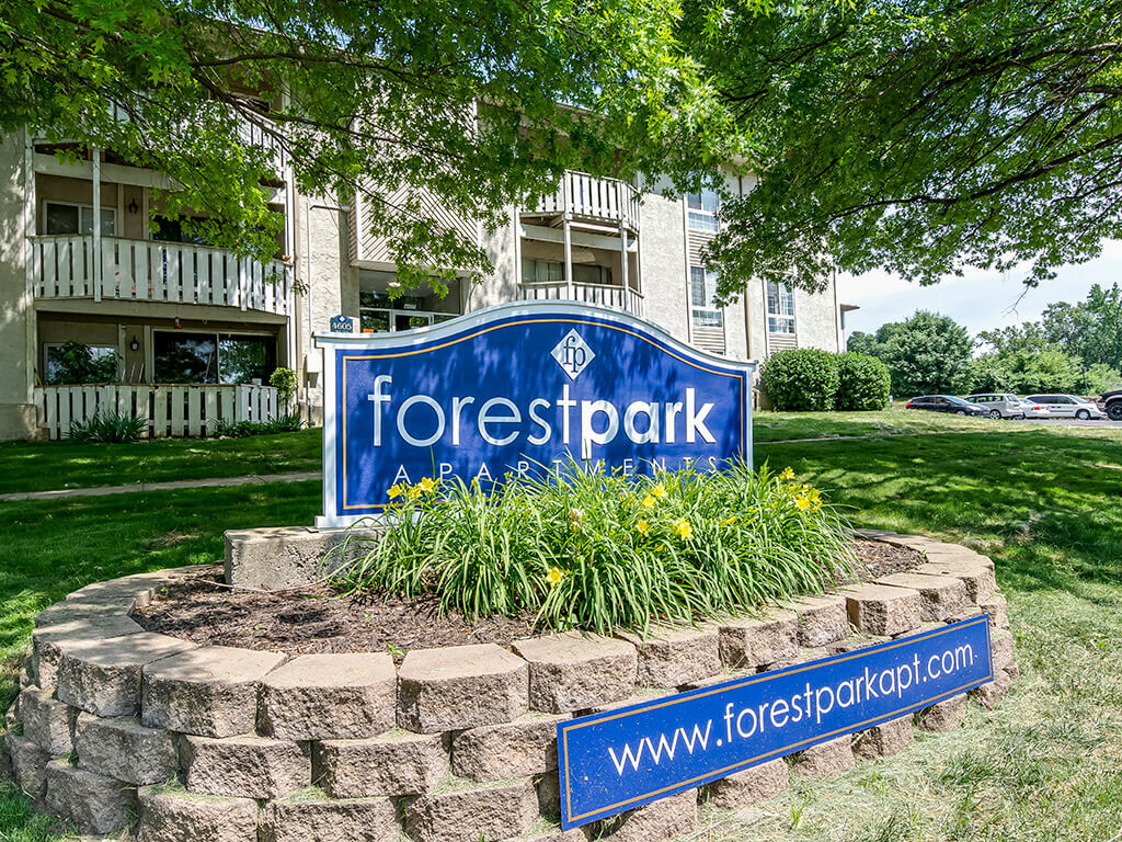 ¡Llame a Forest Park para hacer un tour! - Forest Park Apartments