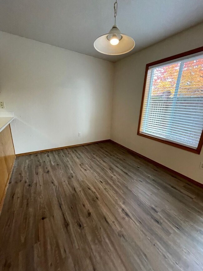 Foto del edificio - 16950 SW Steele Way ~ Stylishly Refreshed ...