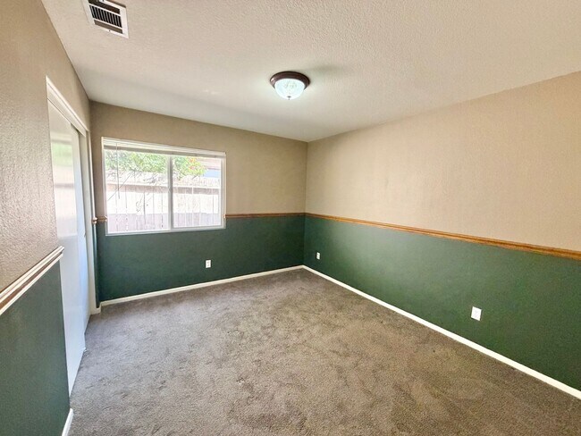 Foto del edificio - Bright & Spacious Escondido Home with Fireplace, Backyard & Garage