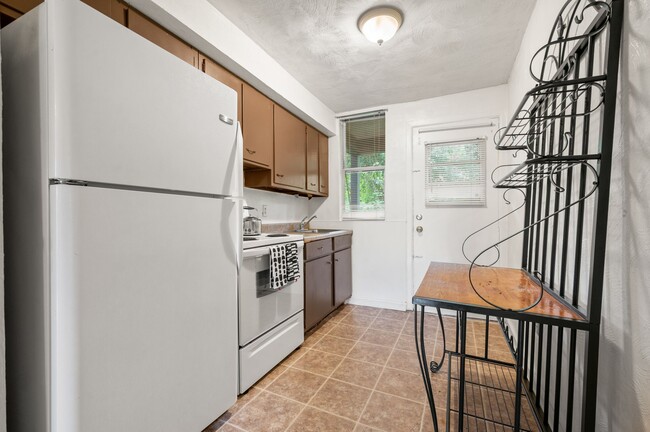 Building Photo - 823 Lilac St