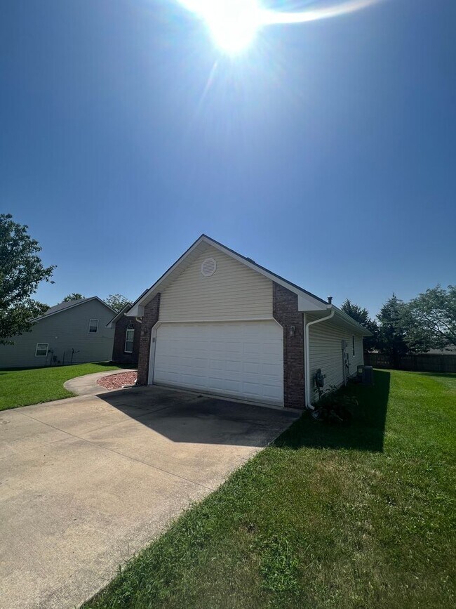 Foto del edificio - 3 bedroom, 2 bathroom single family home