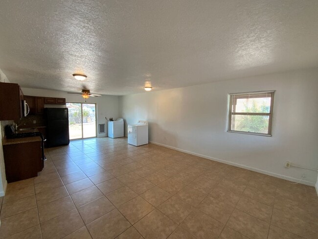 Foto del edificio - 2 Bedroom Single Story Home Available Near...
