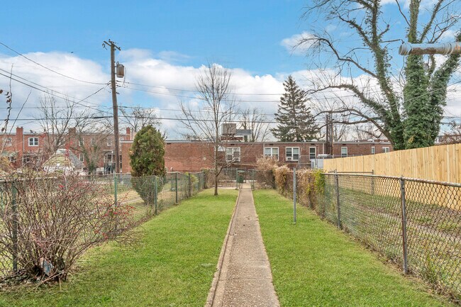 Building Photo - 2923 Edgecombe Cir N