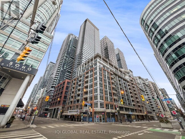 Building Photo - 250 Wellington St W