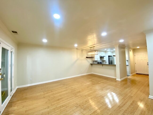 Foto del edificio - Cozy Single-Family Pleasanton 2Bed/2.5BA Townhouse Minutes Away From Schools, Shopping Centers an...