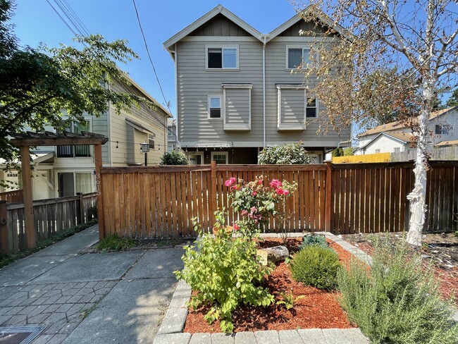 Building Photo - 3615 36th Ave S