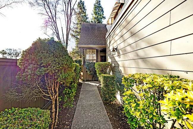 Building Photo - Beautiful Townhome in the Heart of Pleasanton