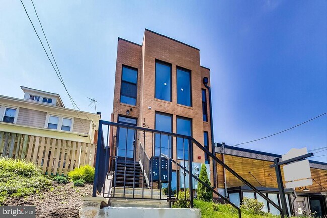 Building Photo - 1803 1/2 Monroe St NE