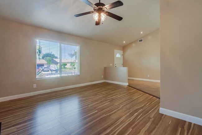 Foto del edificio - Beautiful 3 Bedroom + Den Home in the Foot...
