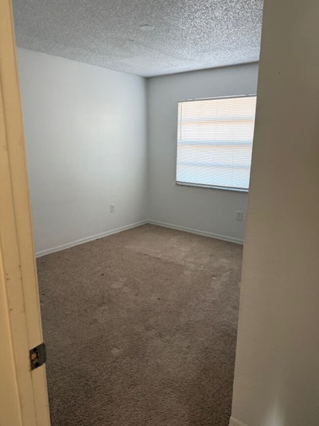 Foto del edificio - CORAL GARDENS 2-BEDROOM CONDO