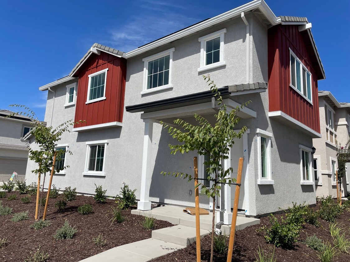 Foto principal - BRAND NEW SOLAR HOME IN WEST ROSEVILLE!