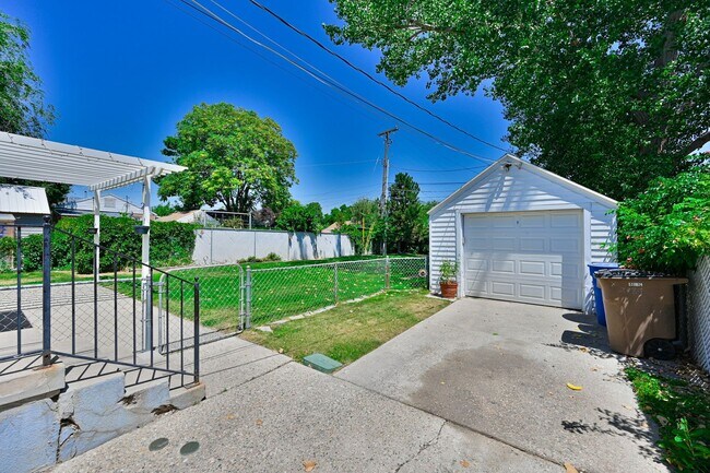 Building Photo - Beautiful Home in Sugarhouse Location!