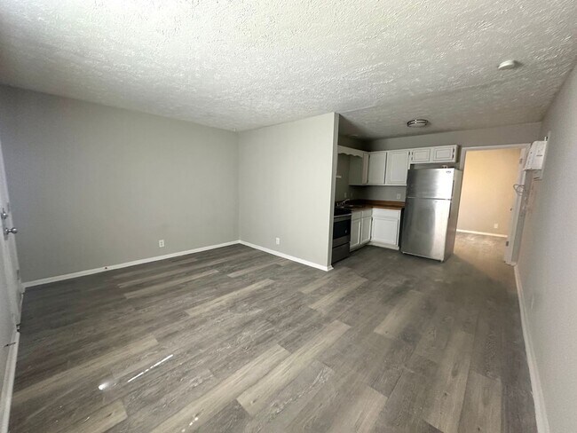 Foto del edificio - Totally Renovated!  Everything New!  Convenient to Everything!  Pet Friendly!