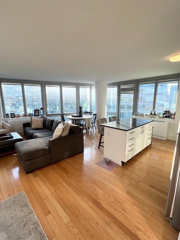 Foto principal - 2 bedroom in LONG ISLAND CITY NY 11109