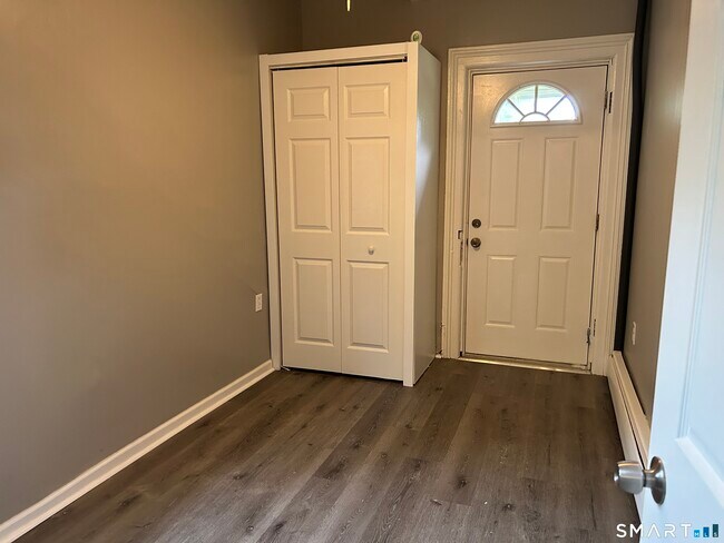 Foto del edificio - 58 Smith Ave