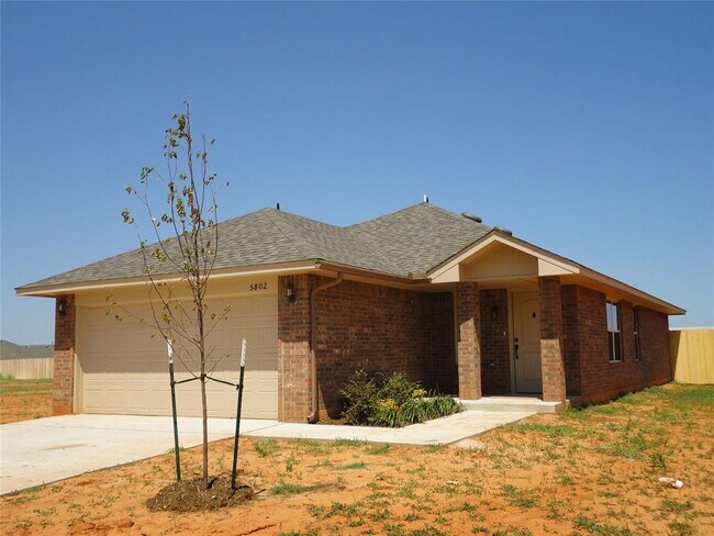 Foto del edificio - 5802 Clearwater Dr