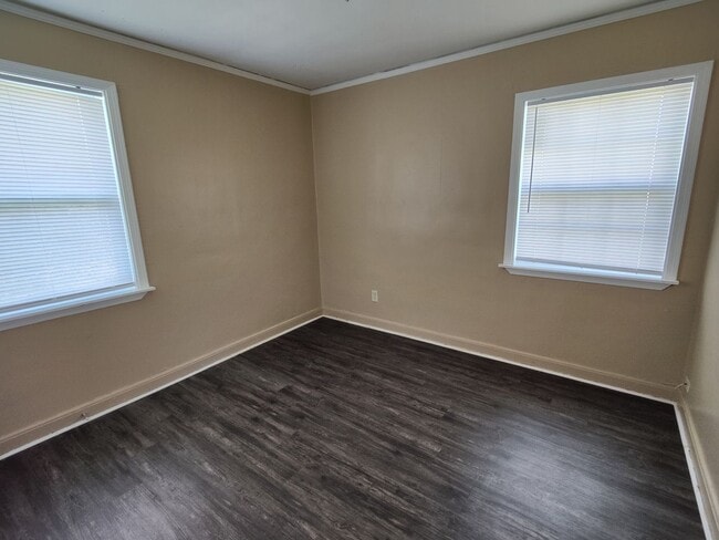 Building Photo - Spacious 2 bedroom!
