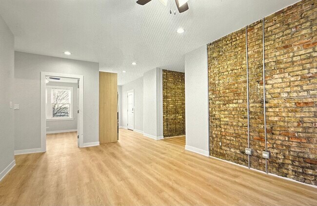 Building Photo - 7385 N Damen Ave