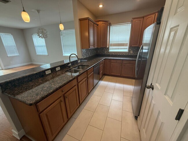 Building Photo - 3 Bed/2.5 Bath, 2 Story Townhouse in Summi...