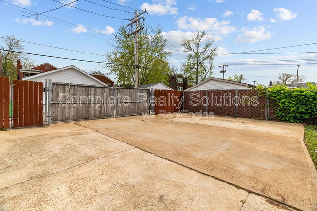Building Photo - 4244 Giles Ave