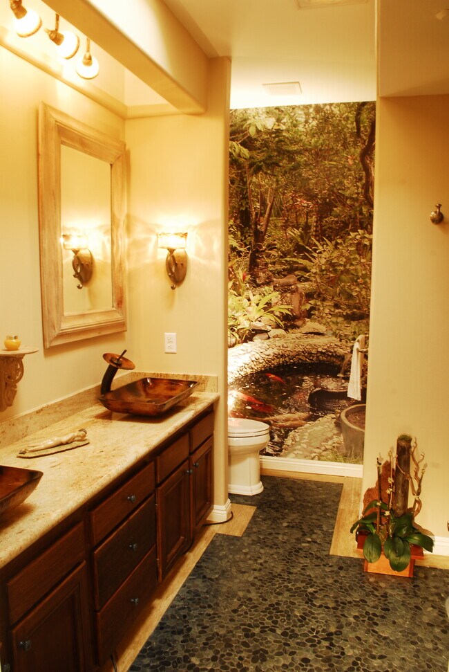 main bathroom - 1541 S Bedford St