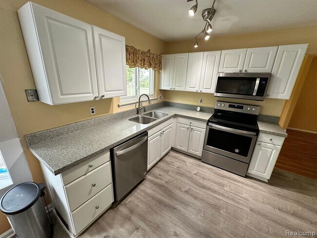 Building Photo - 24888 Apple Crest Dr