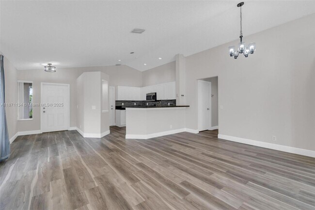 Foto del edificio - 1592 Salerno Cir