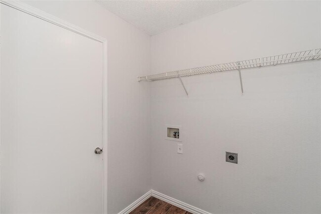 Building Photo - 811 Engleside Dr