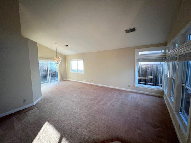 Foto del edificio - Nor Cal Realty, Inc - 4 bedroom 3 bath wit...