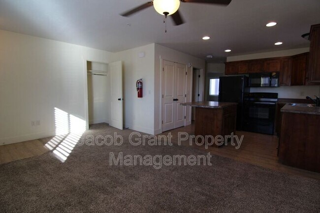 Foto del edificio - 878 Everett Pl