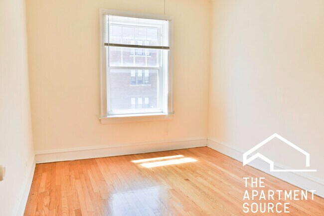 Foto del edificio - 2204 W Foster Ave