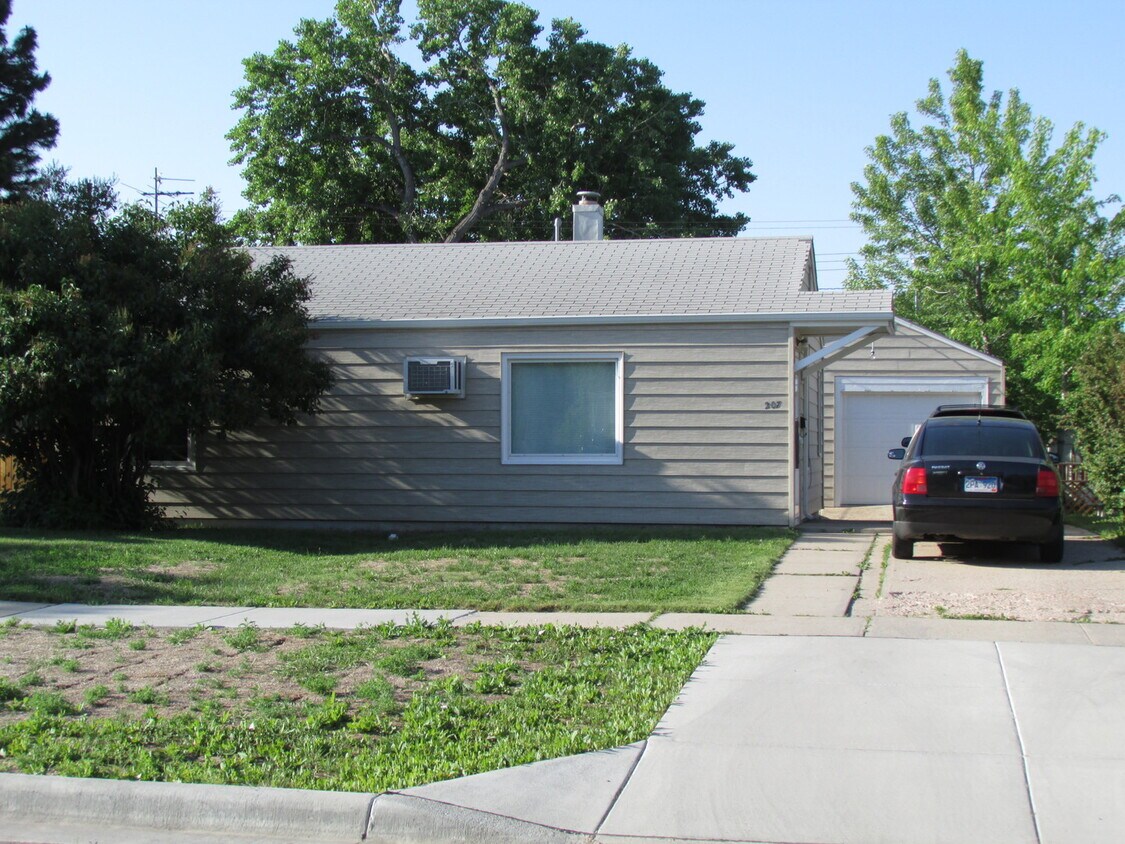 Primary Photo - 2 BEDROOM | 1 BATH | SINGLE GARAGE | ROBBI...