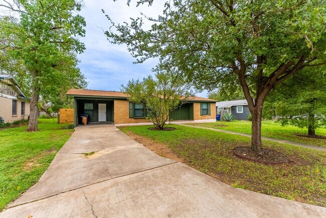 Foto del edificio - Incredible Windsor Park location right in the heart of Austin!