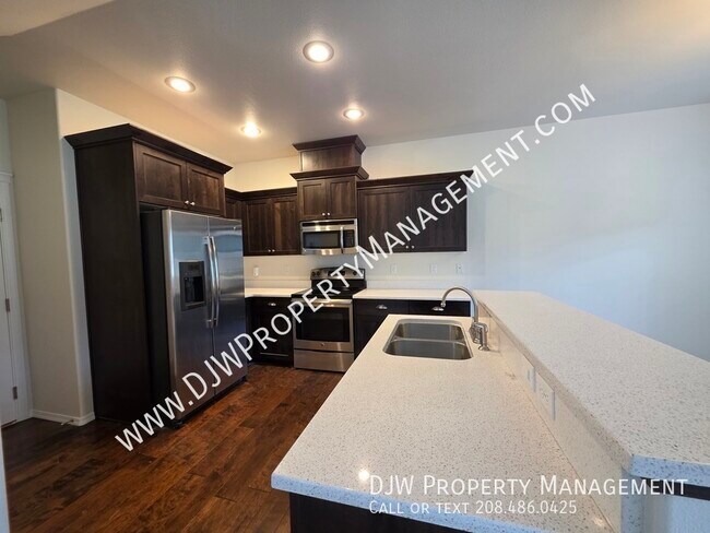 Building Photo - 614 S Grey Pine Ln