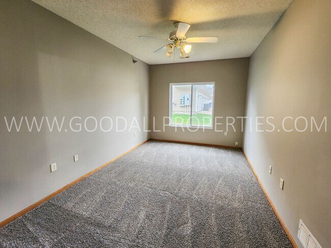 Foto del edificio - 3 bedroom townhome in Ankeny