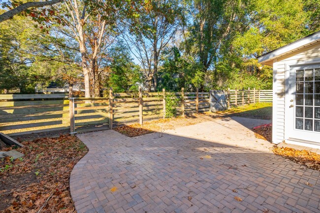 Building Photo - Move In Ready James Island Home off Fort J...