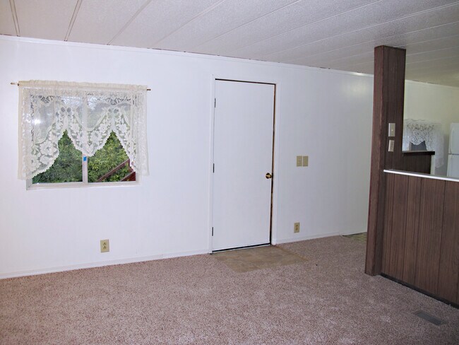 Building Photo - Affordable 3BD/1BA Home plus small Den!